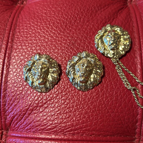 Vintage huge runway goldtone lion head pierced earrings and matching pin - Picture 2 of 8
